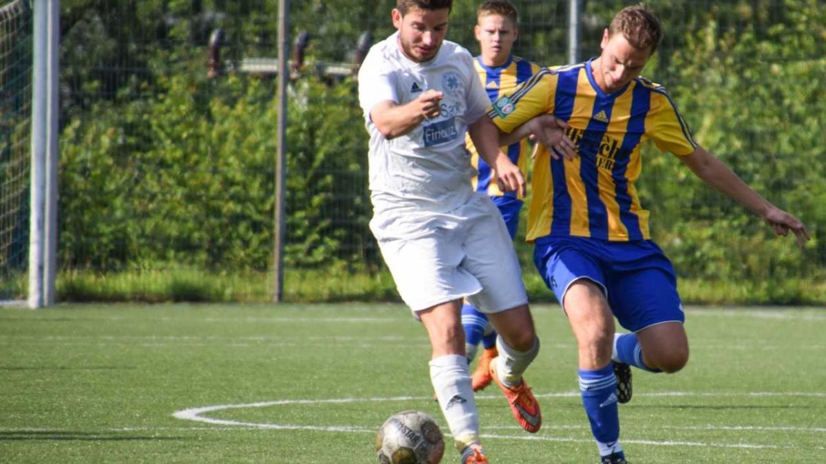 Der SC Drolshagen (in Weiß) läuft an der Leke als Favorit und Titelverteidiger auf. Das Bild zeigt eine Szene vom Stadtpokalturnier 2015. von Sven Prillwitz