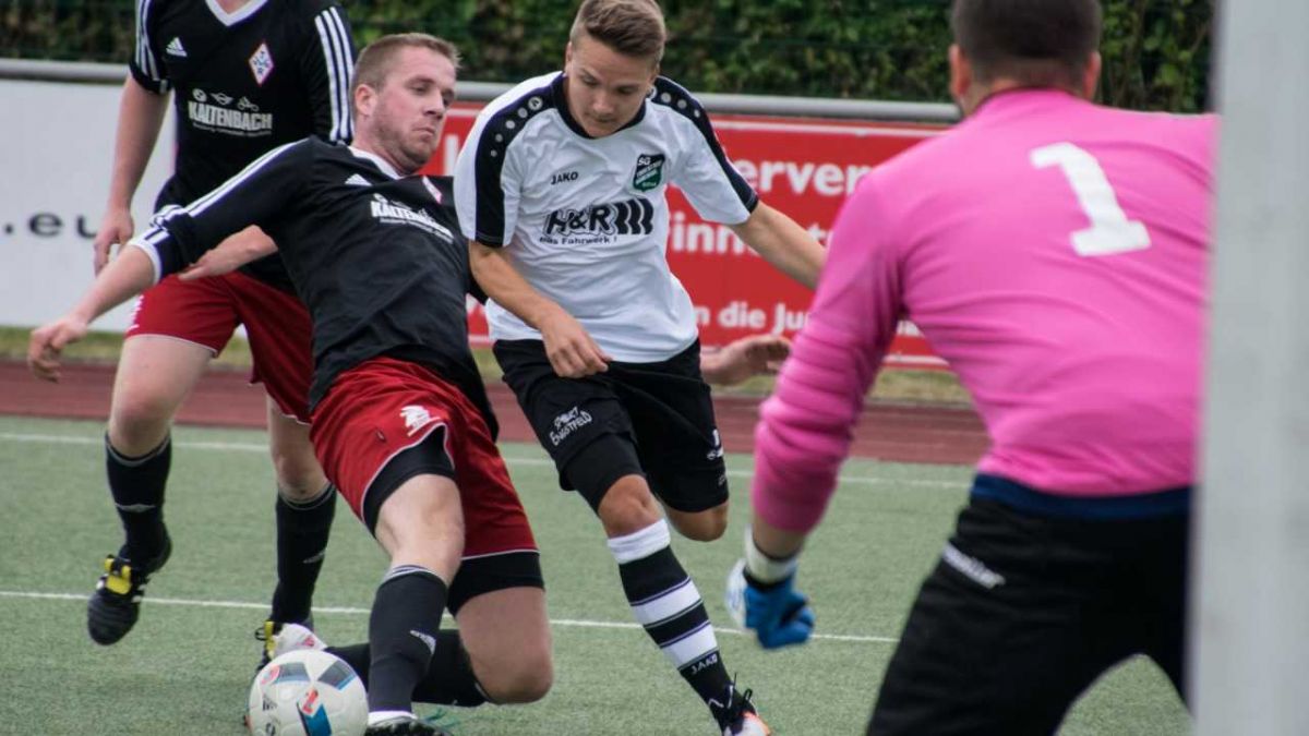 Die Landesliga-Fußballer der SG Finnentrop/Bamenohl (in Weiß-Schwarz) ließen dem 2:0-Erfolg gegen den TV Rönkhausen (Spielszene) den erneuten Gewinn des Gemeindepokals folgen. von Sven Prillwitz