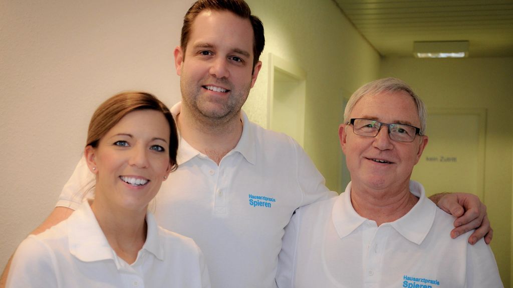 Die Hausarztpraxis Spieren: (von links) Julia Spieren, Stefan Spieren und Werner Spieren. von privat