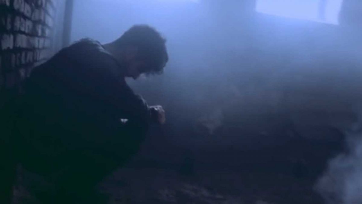 Dunkle Farben, Schatten und Einsamkeit: Das Musikvideo zu "Leave" setzt auf eine düstere Grundstimmung. von Screenshot