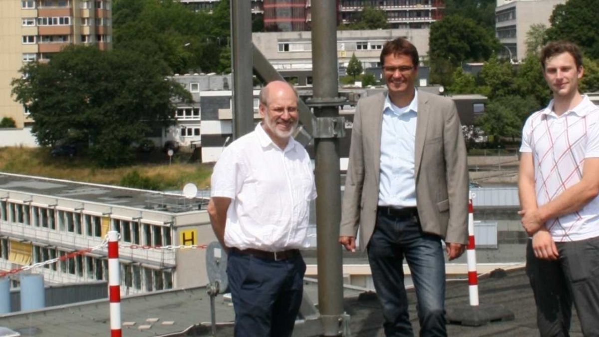 Peter Liese ist sich mit Prof. Dr. Thomas Carolus und Kevin Volkmer vom Institut für Fluid- und Thermodynamik der Universität Siegen einig, dass der Ausbau der erneuerbaren Energien neben der Steigerung der Energieeffizienz unverzichtbar ist, um die Klimaziele in Deutschland und Europa zu erreichen. von D. Berger