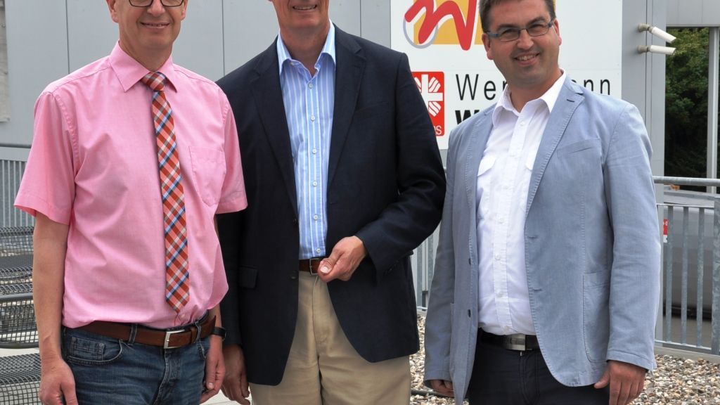 (von links:) Andreas Mönig (Leiter der Werkstätten), Dr. Matthias Heider (MdB) und Sebastian Ohm (CDU-Stadtverbandsvorsitzender und Attendorner CDU-Fraktionsmitglied) bei der Besichtigung der Abteilung in Attendorn.