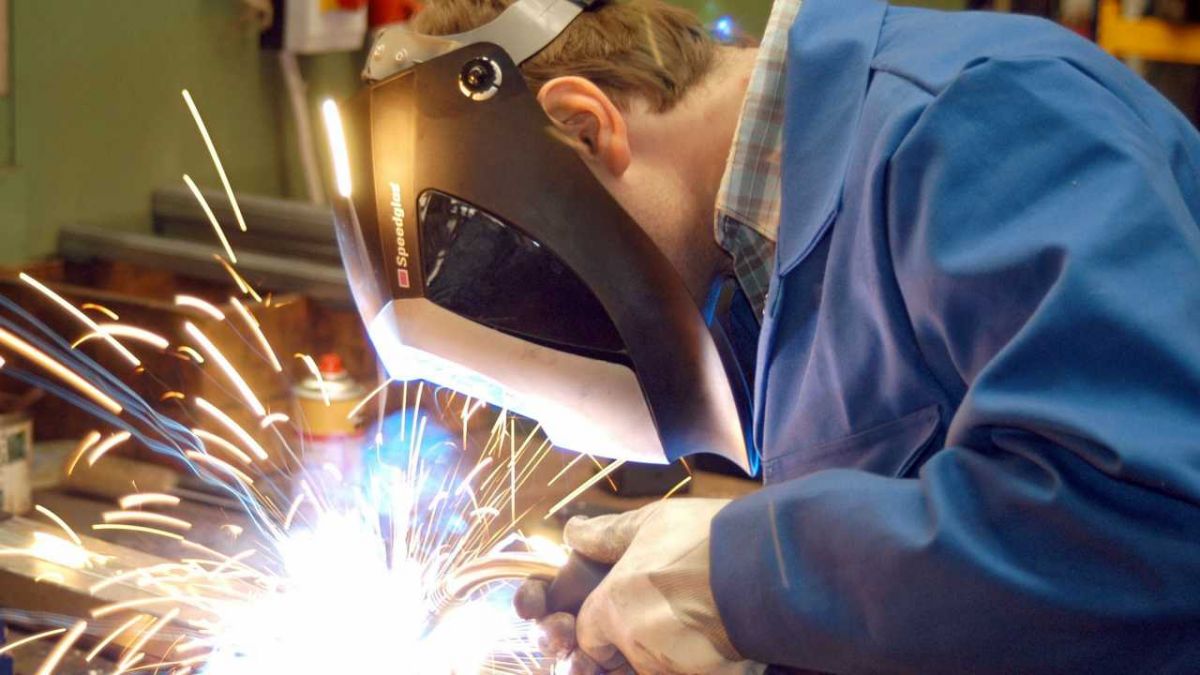 In den ersten sieben Monaten des laufenden Jahres wurden in den Industrie- und Handelsunternehmen in den Kreisen Siegen-Wittgenstein und Olpe bereits 1955 betriebliche Lehrverträge abgeschlossen. von IHK Siegen