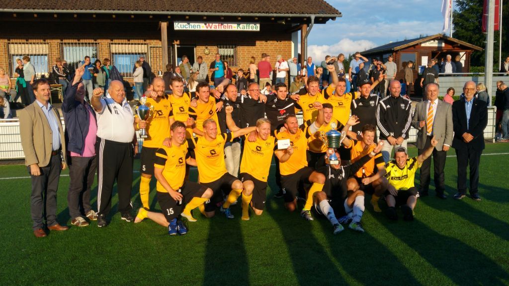 Jubel in Schwarz-Gelb: Der SV Ottfingen hat den Wendener Gemeindepokal gewonnen.