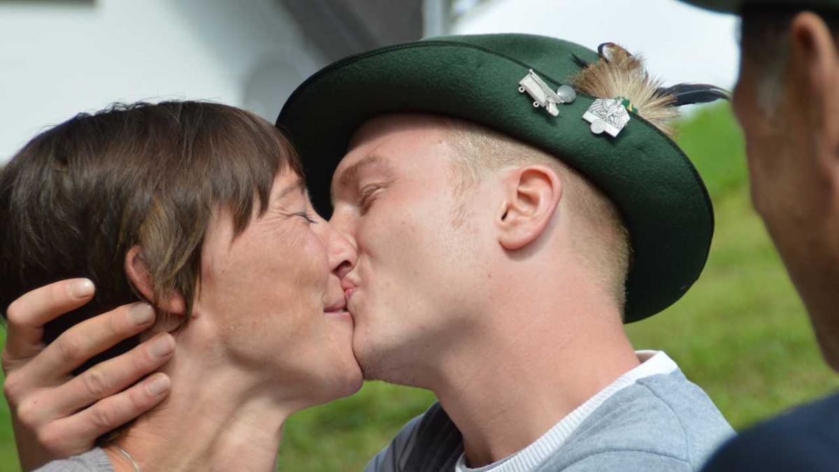 Kuss für die Königin: Simon Brögger feiert mit Yvonne Alz den ersehnten Triumph an der Vogelstange. von s: Barbara Sander-Graetz