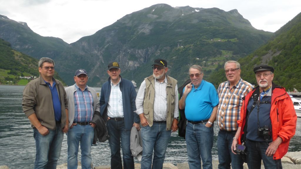 "Die Löschis" im Geirangerfjord: (von links) Peter Gomolla, Hans-Peter Bröcher, Martin Kleine, Franz-Josef Langemann, Hugo Bieker, Christoff Stuff und Peter Frerichmann. von privat