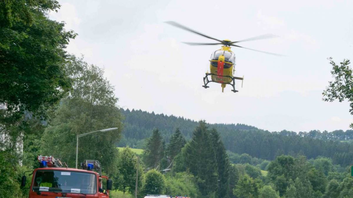 Der schwer verletzte Kradfahrer wurde nach Erstversorgung mit dem Rettungshubschrauber in eine Klinik nach Siegen geflogen. von Symbol LP
