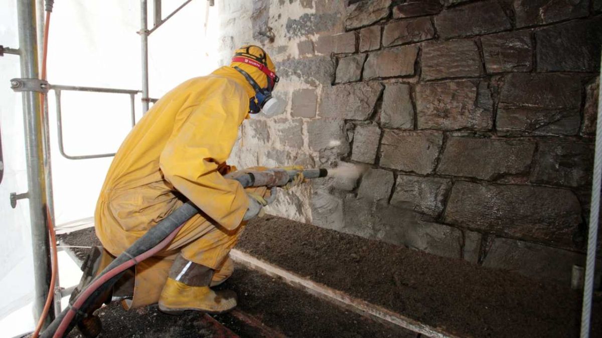 Die Sanierung der Mauerfugen erfolgt bei Bruchsteinmauern wie der Listerstaumauer im Trockenspritzverfahren. von s: Ruhrverband