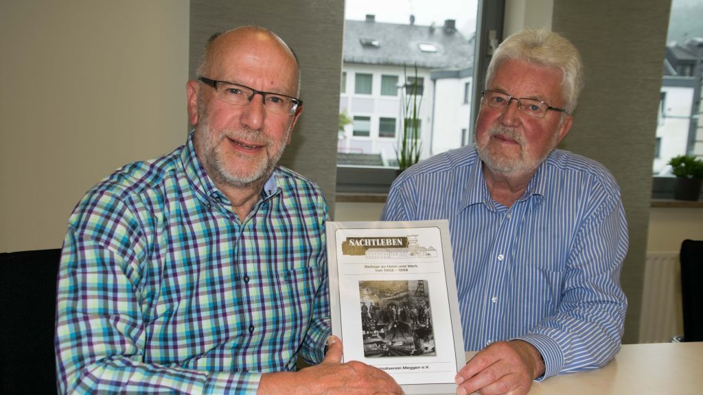 Hermann Dörnemann, 2. Vorsitzender des Heimatvereins Meggen (links), und Archivar Klaus Hellermann präsentieren ein Exemplar des Buches. von Nils Dinkel