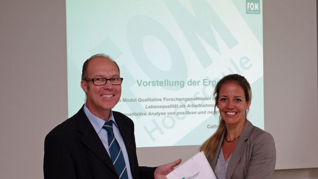 Stephan Jäger von der IHK Siegen und Prof. Dr. Julia Naskrent von der FOM freuen sich über eine weitere Form der inhaltlichen Zusammenarbeit. von IHK Siegen