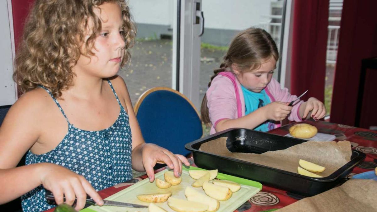 Fünf Kinder nahmen am Ferienspaß beim Kurs "Gesundes Fast Food" teil. von s: Nils Dinkel