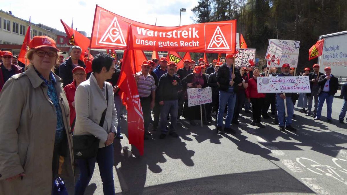 Demonstrationszug im April 2016. Die DURA-Beschäftigten forderten einen Zukunftstarifvertrag zur Absicherung der Arbeitsplätze in Plettenberg und Selbecke. von s: Rüdiger Kahlke