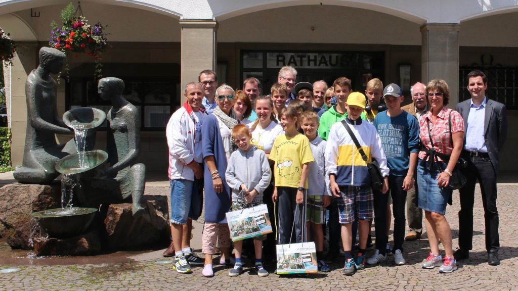 Nach der Begrüßung durch Bürgermeister Christian Pospischil (rechts) führte Dieter Auert (3. von rechts) die russischen Waisenkinder mit ihren Betreuern sowie einer Übersetzerin durch die Hansestadt Attendorn.