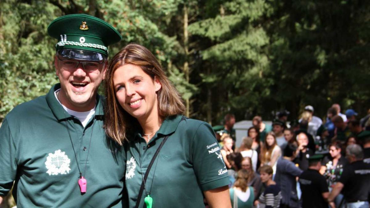 Das neue Königspaar von Maumke lässt grüßen: Christian und Nina Richter feierten bei herrlichstem Schützenfestwetter unter der Vogelstange. von s: Kerstin Sauer