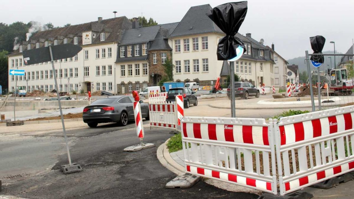 Der neue Kreisverkehr am Feuerteich im Bereich des Ennester Tores in Attendorn steht vor der Fertigstellung.