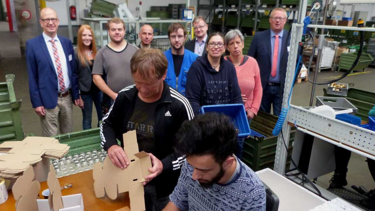 Die Geschäftsleitungen der Firma Beulco in Attendorn und der Werthmann-Werkstätten freuen sich über das erfolgreiche Experiment der ersten betriebsintegrierten Arbeitsgruppe. Da das Projekt sehr erfolgreich läuft, soll die Gruppe um zwei weitere Personen erweitert werden. von Werthmann-Werkstätten
