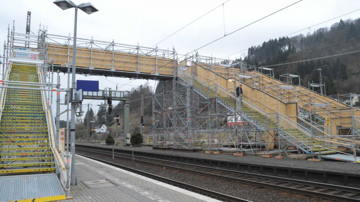 Die Behelfsbrücke am Bahnhof wird an den beiden kommenden Wochenenden abgebaut. von Barbara Sander-Graetz