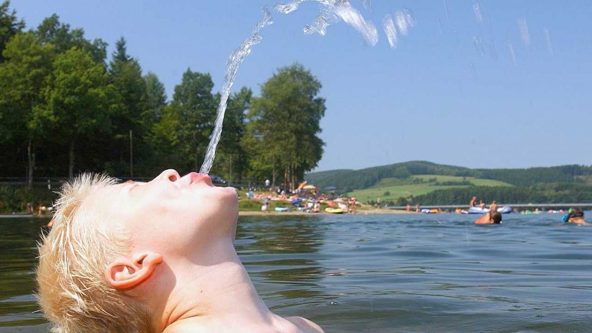 Ein beispiel für einen gelungenen Freizeit-Schnappschuss: Badespaß im Listersee. von Sauerland-Tourismus/H.D. Wurm