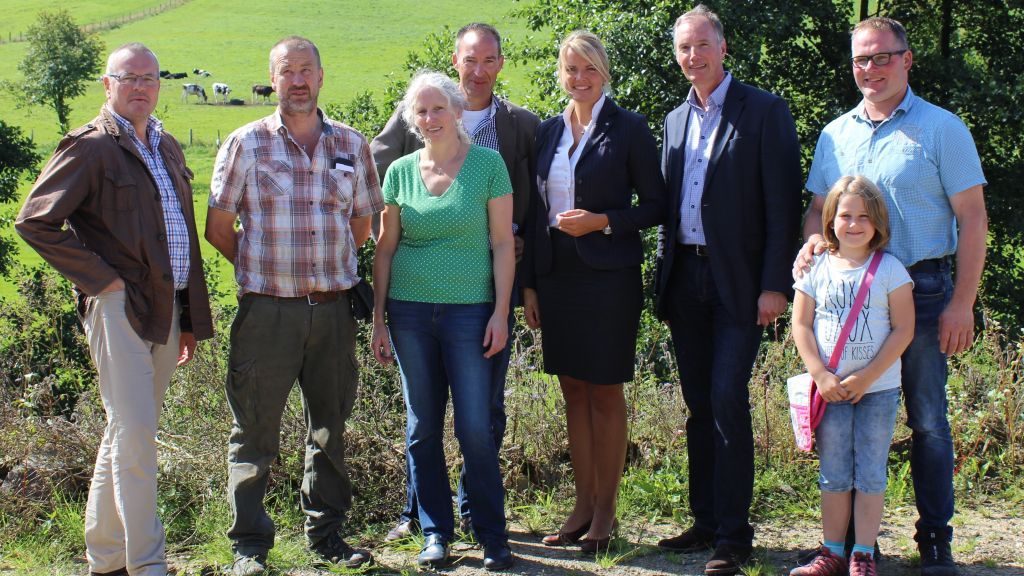 Um die aktuelle Situation und die Sorgen der Landwirte ging es der CDU-Delegation, bestehend aus Jörg Heider (2.v.r), Jochen Ritter (Mitte) und Christina Schulze-Föcking (3.v.r.). von privat
