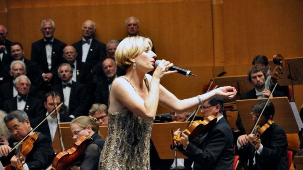 Das „Jaques Offenbach Orchester Köln“ und die Chanteuse Internationale Adrienne Haan auf dem Marktplatz.
