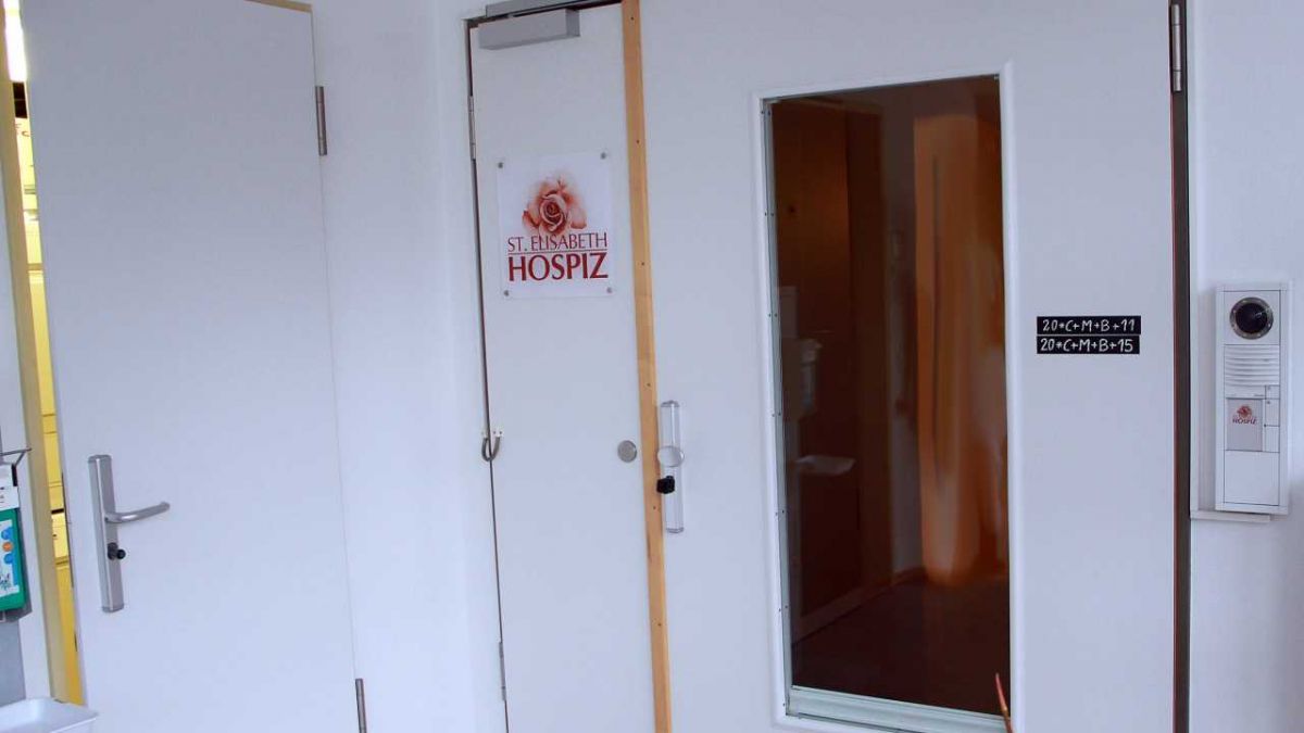 Der Eingang zum St.-Elisabeth-Hospiz in Altenhundem: Hospizverein und Mitarbeiter hoffen, dass sie ihre Räumlichkeiten irgendwann erweitern können. von s: Kerstin Sauer