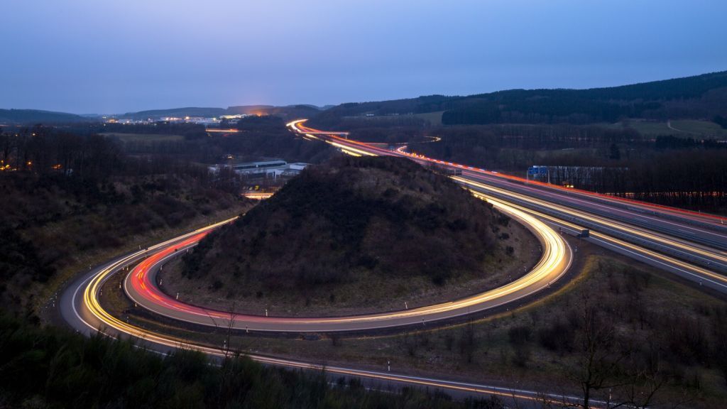 Das Bild des Monats Juli hat Matthias Mevenkamp geschossen. Es zeigt die Autobahnausfahrt Gerlingen bei weit fortgeschrittener Dämmerung, aufgenommen mit Langzeitbelichtung.
