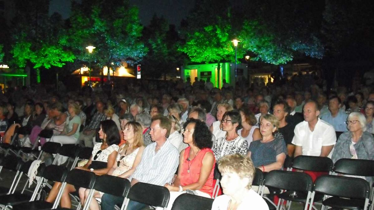 Das Publikum bei dem Abschlusskonzert der Reihe „Donnerstags auf dem Marktplatz“ in Olpe. von Catriona Rath