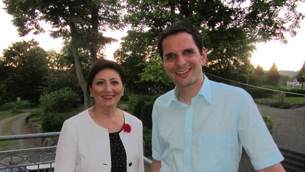 Nezahat Baradari zusammen mit  Bürgermeister Christian Pospischil.