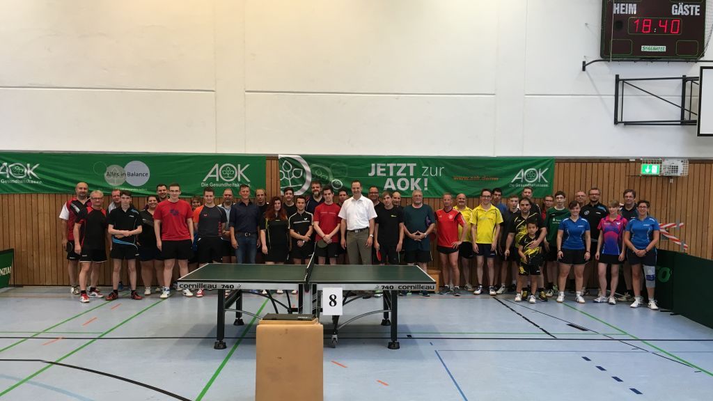 Die Teilnehmer der 2er-Mannschaftsklasse sowie die offiziellen Schirmherren, Bürgermeister Weber und Jürgen Rottmann vom Hauptsponsor, der AOK. von AOK-Cup