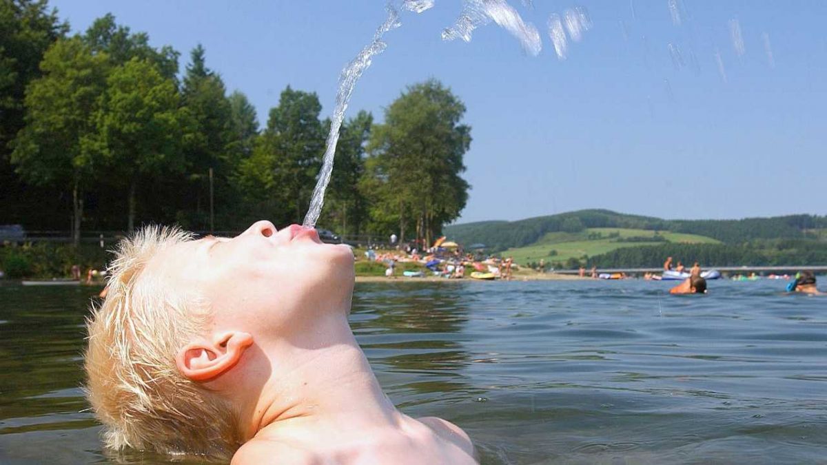 Beispiel für ein gelungenes Fotomotiv zum Thema Freizeit: Badespaß im Listersee. von Sauerland-Tourismus/H.D. Wurm