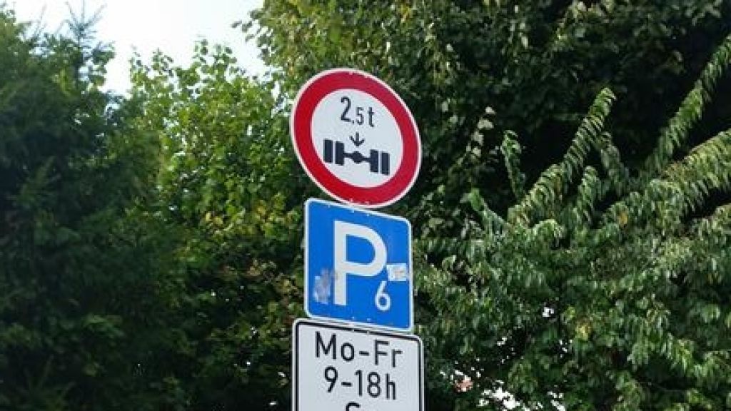 Schilder weisen Verkehrsteilnehmer auf die neue Parkzeitbefristung hin. von Stadt Olpe
