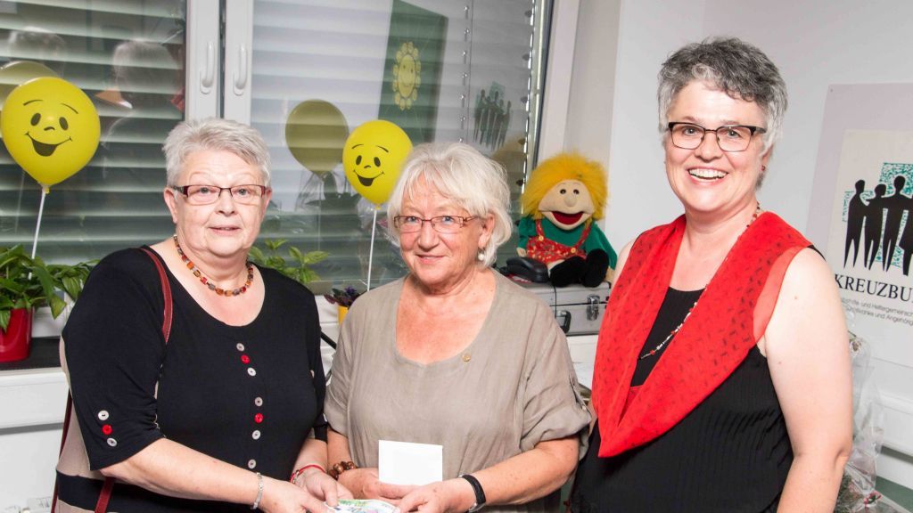 Spendenübergabe: Die kfd (Bezirk Elspe) überreicht ein Geschenk an Christa Gattwinkel (Mitte). von s: Nils Dinkel