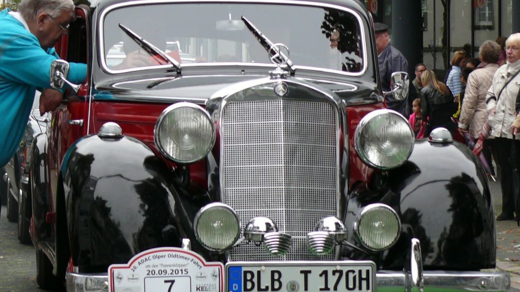 Zieldurchfahrt im Jahr 2015: Team  Treude – Treude mit einem Mercedes Benz 170 S-D aus dem Jahr 1953. Der Mercedes-Benz 170 S war eine Weiterentwicklung des Modells 170 V, der 1949, zunächst unter der Modellnummer W 136 IV, erschien. von privat