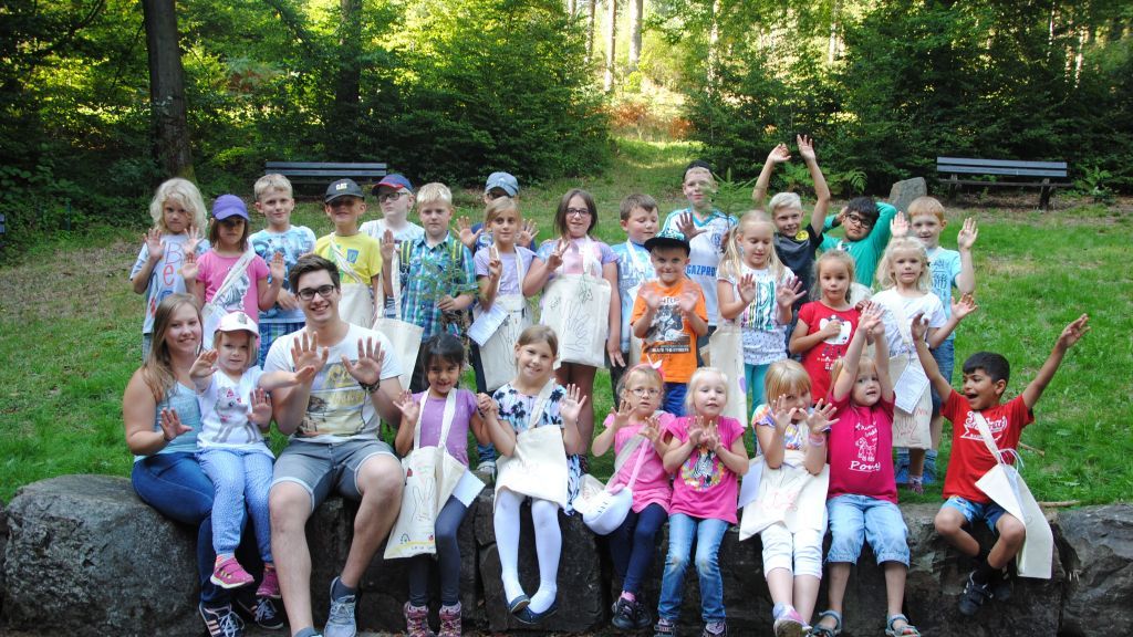 30 Kinder nahmen an einer Wallfahrt zur Kapelle in der Beismecke bei Neuenkleusheim teil. von privat