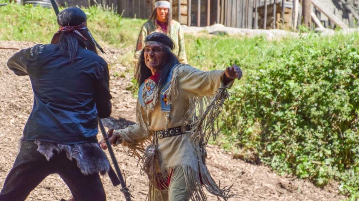 Jean-Marc Birkholz (rechts) wird wohl auch in Zukunft in der Rolle des Apachen-Häuptlings Winnetou den Tomahawk auf der Elsper Naturbühne schwingen. von Sven Prillwitz