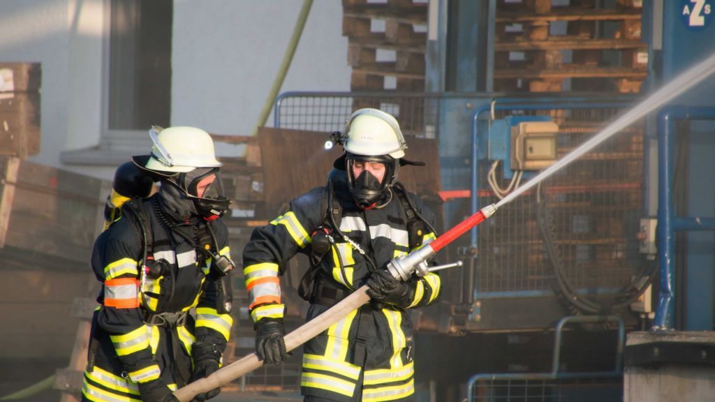 Die Feuerwehr war mehrere Stunden mit der Bekämpfung von Rauch und Flammen beschäftigt. von Nils Dinkel