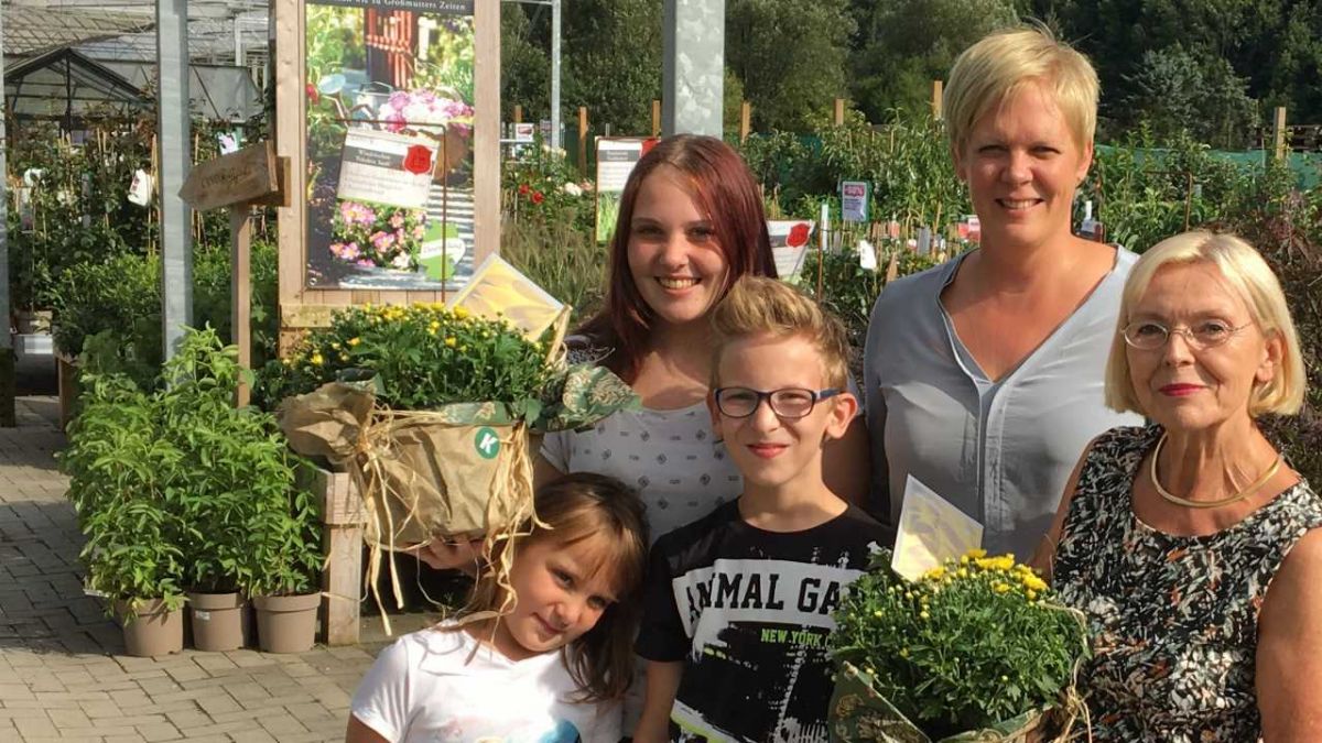 Fröhliche Gewinner: Tabea Weber mit Geschwistern (links), Birgit Kremer und Barbara Kreutzer (rechts). von s: Gartencenter Kremer