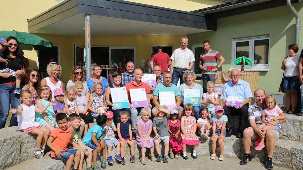 Mitarbeiter, Kinder, Eltern und Freunde feierten die Zertifizierung zum "Bewegungskindergarten". von privat