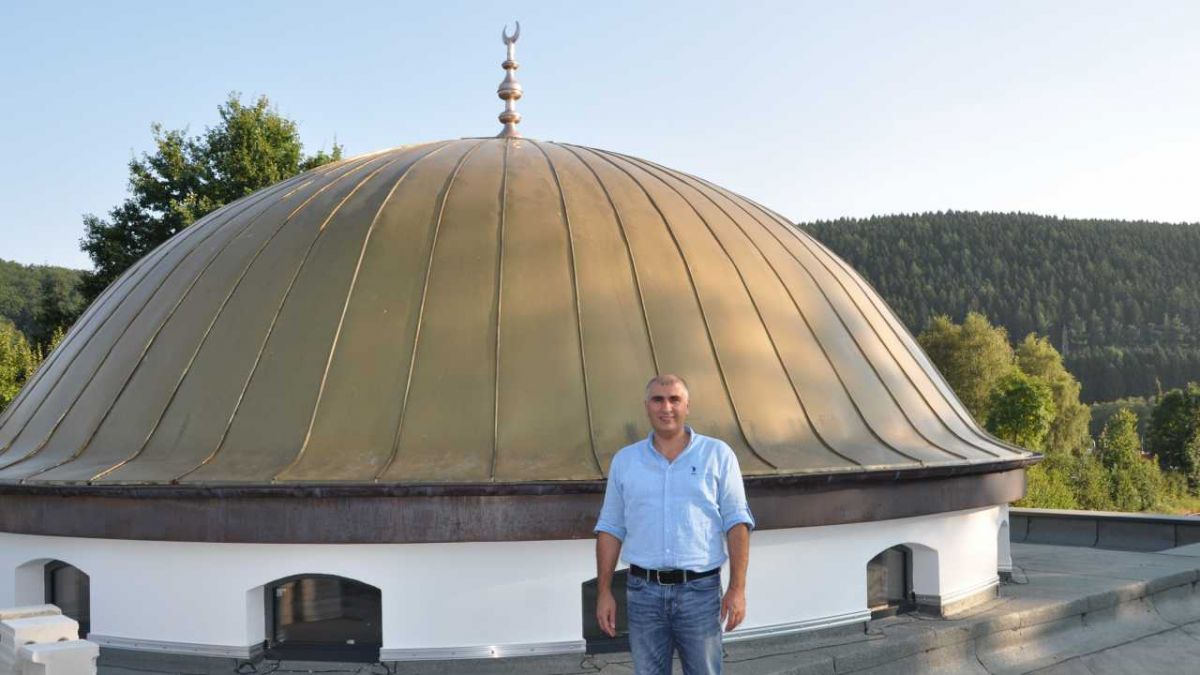 Geschäftsführer Ismet Coskunsu führte durch die Baustelle der neuen Moschee. von Ina Hoffmann