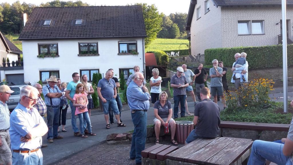 Informierten sich über die Eigeninitiative der Dorfbewohner in Beukenbeuel: die Fraktionsvorsitzenden der SPD Attendorn. von SPD-Fraktion Attendorn