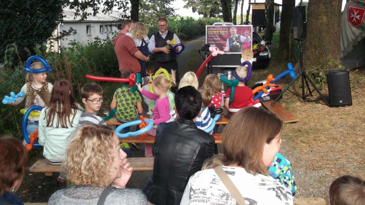 Neben den Ständen haben die Organisatoren auch an Unterhaltung für die Kleinen gedacht. Clown Thorsten Rosenthal belustigte die Kinder mit einer Zaubershow und Ballonmodellage. von Daniel Heinz