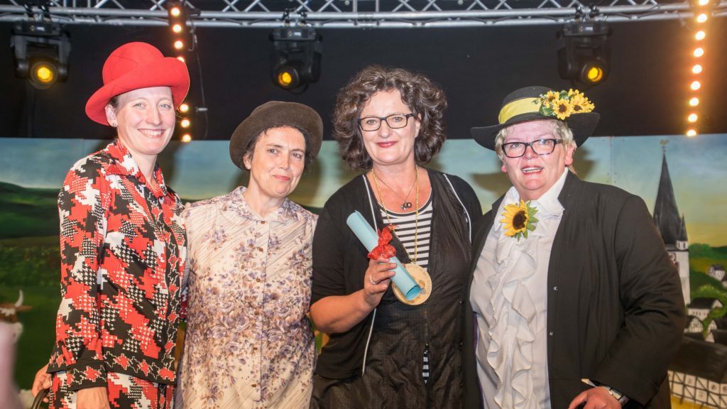 Foto: Angelika Schlicht (zweite von rechts) wurde von Klatschbasen mit dem gleichnamigen Orden ausgezeichnet. von s: Nils Dinkel