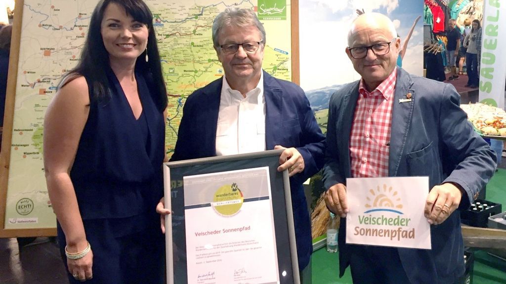 Verleihung auf der Tour Natur in Düsseldorf: Tatjana Schefers (Geschäftsführerin Olpe Aktiv), Peter Allebrodt (IG Veischedetal) und Clemens Lüdtke (Leiter Touristinfo Lennestadt & Kirchhundem). von privat