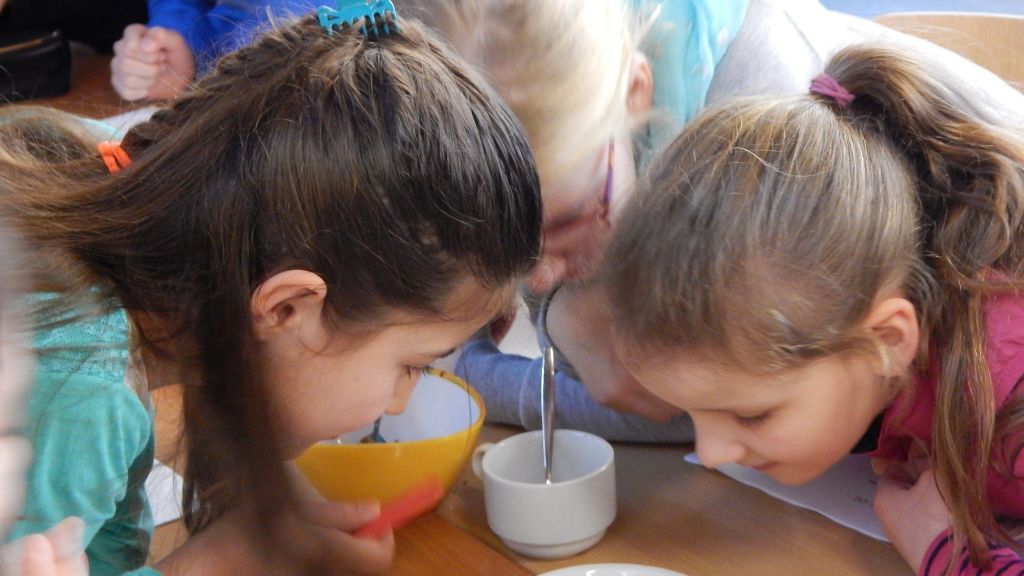 Die Kinder der St. Agatha-Grundschule sind von den verschiedenen Angeboten im naturwissenschaftlichen Bereich begeistert und haben viel Spaß beim Experimentieren. von St. Agatha-Schule Altenhundem