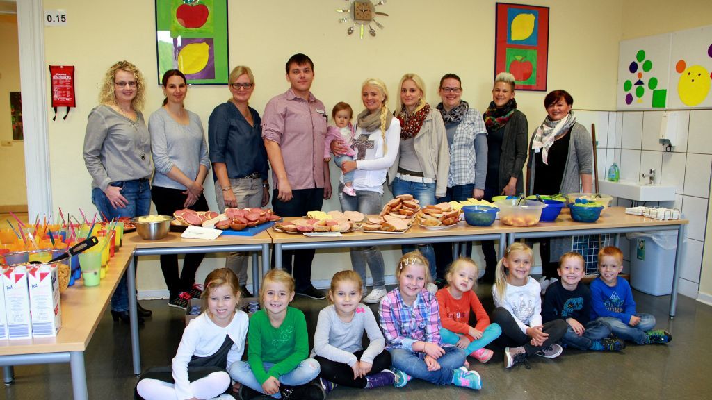 Förderverein, Schulleiterin Karin Brieden, Eltern und Kinder dankten den anwesenden Sponsoren für ihre tatkräftige Unterstützung. von privat