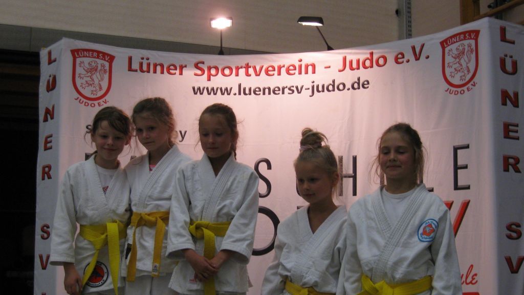 Das Foto zeigt Janna Götzen (2. von links) mit ihren Siegerländer Trainingskameradinnen. von TV Attendorn