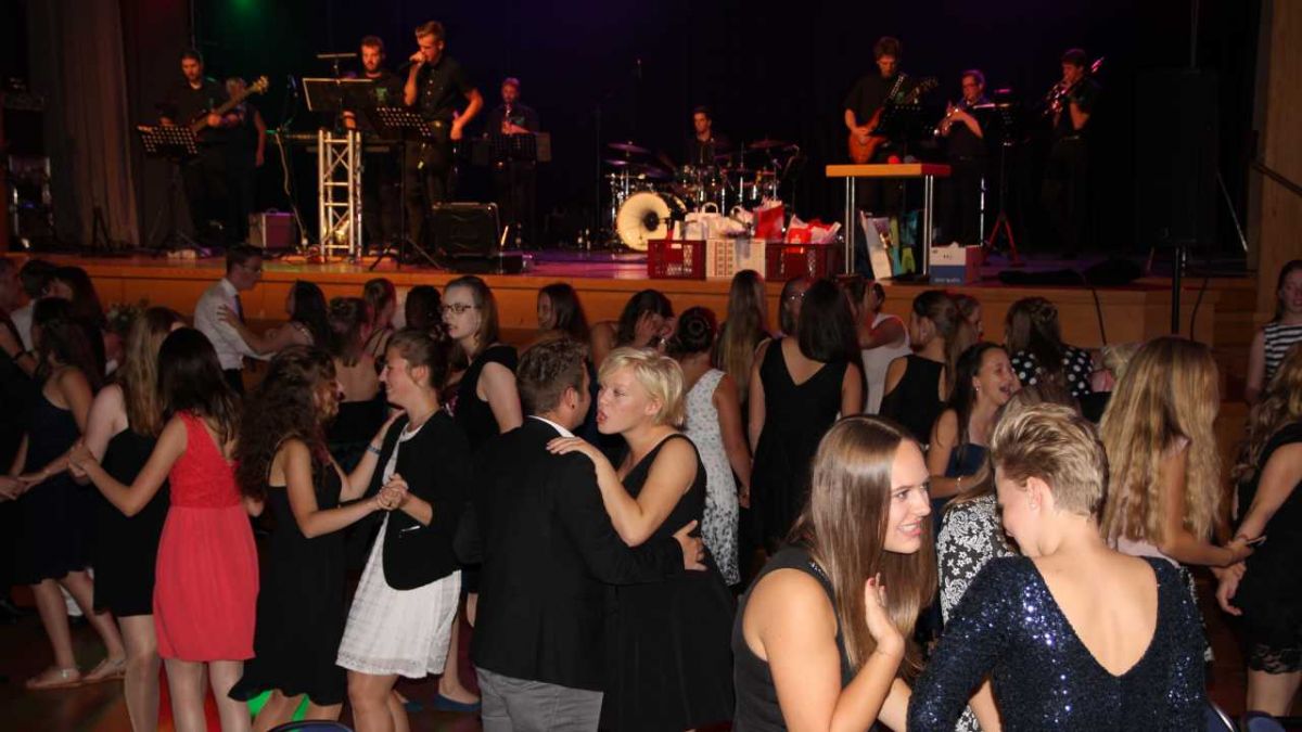 Die Big Band des Musikvereins Rehringhausen lockte zahlreiche Tanzwillige auf die Fläche vor der Bühne. von privat