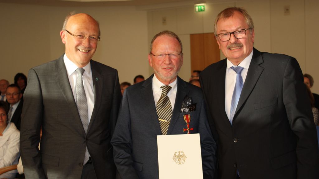 Ordensträger Wilfried Eibach mit Landrat Frank Beckehoff (rechts) und dem Bürgermeister der Gemeinde Finnentrop Dietmar Heß (links). von Kreis Olpe
