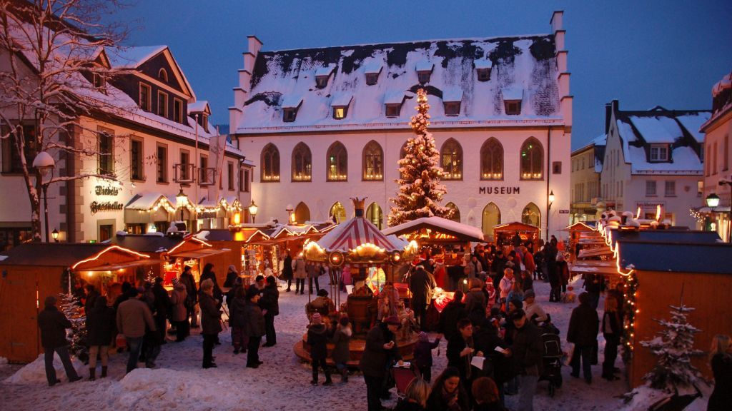 Zwischen dem 2. und 3. Advent findet in diesem Jahr wieder der beliebte Attendorner Weihnachtsmarkt zwischen dem Sauerländer Dom und dem Südsauerlandmuseum statt. von Hansestadt Attendorn