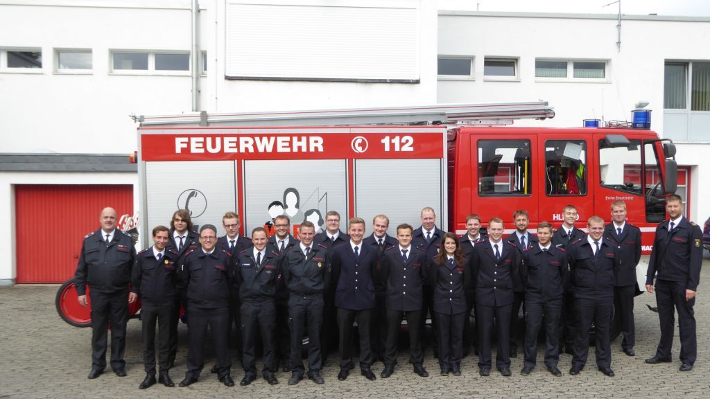 Die beiden Lehrgangsleiter Mario Fuhlen (rechts) und Rüdiger Welniak (links) gehörten zu den ersten Gratulanten. von Feuerwehr
